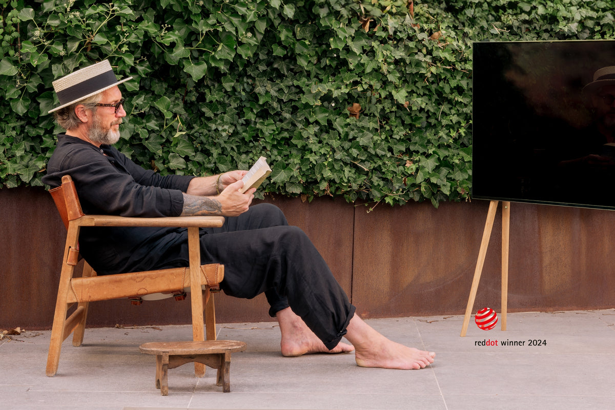 Freestanding JALG TV stand in outdoor environment, Red Dot Winner 2024, desktop layout