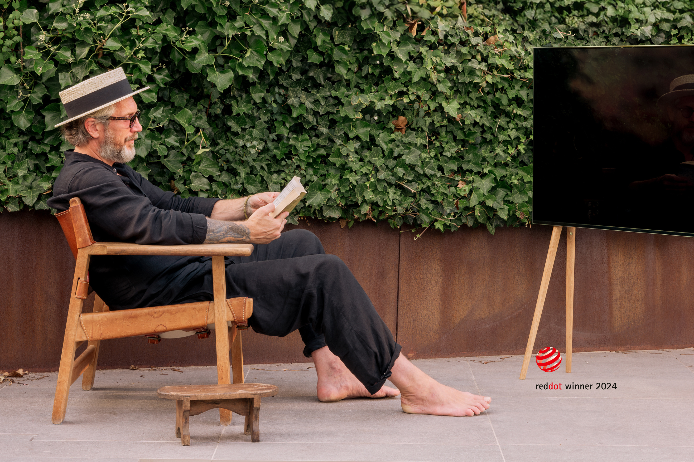 Freestanding JALG TV stand in outdoor environment, Red Dot Winner 2024, desktop layout
